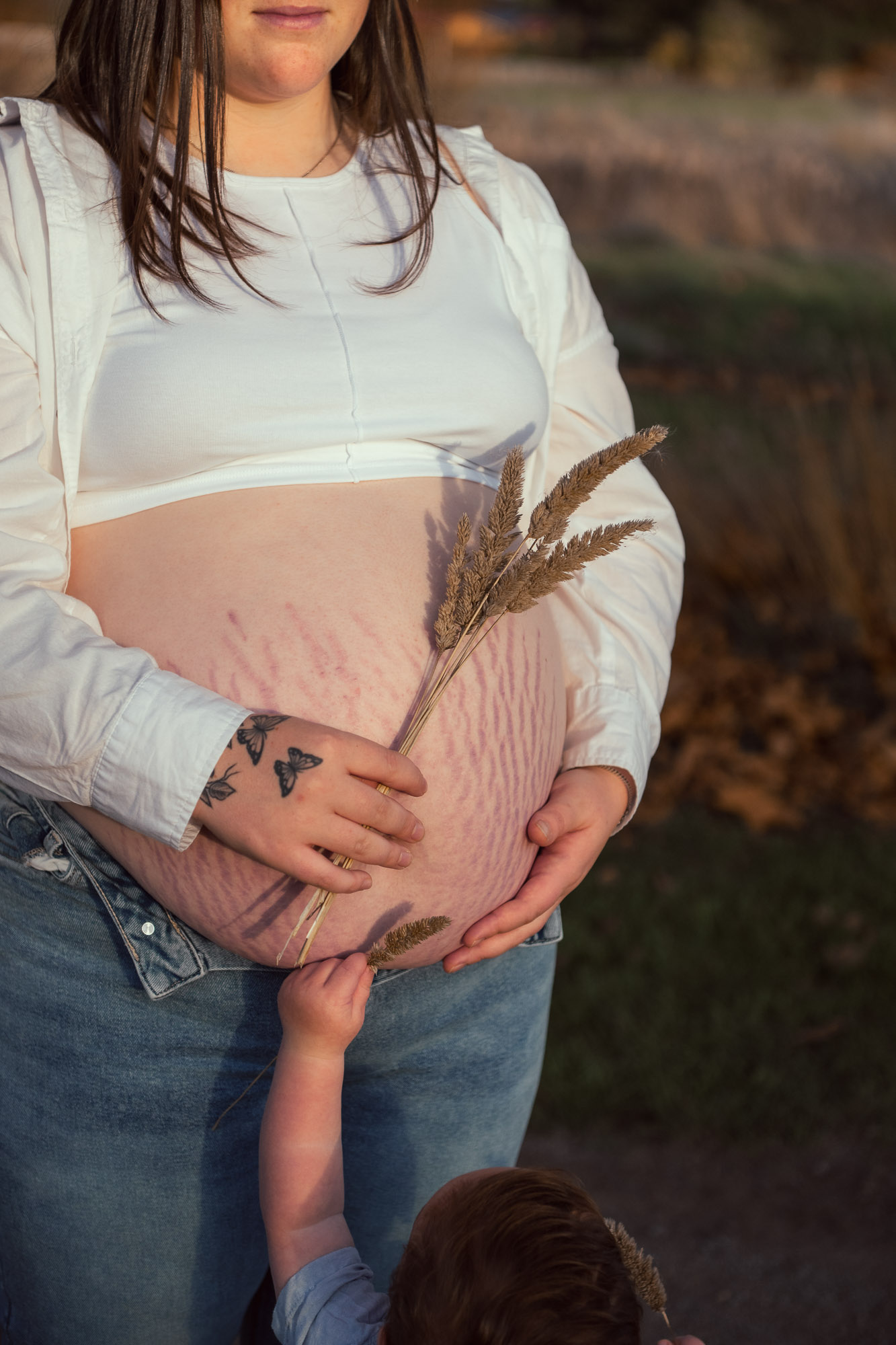 Glowing maternity portraits in northern Tasmania